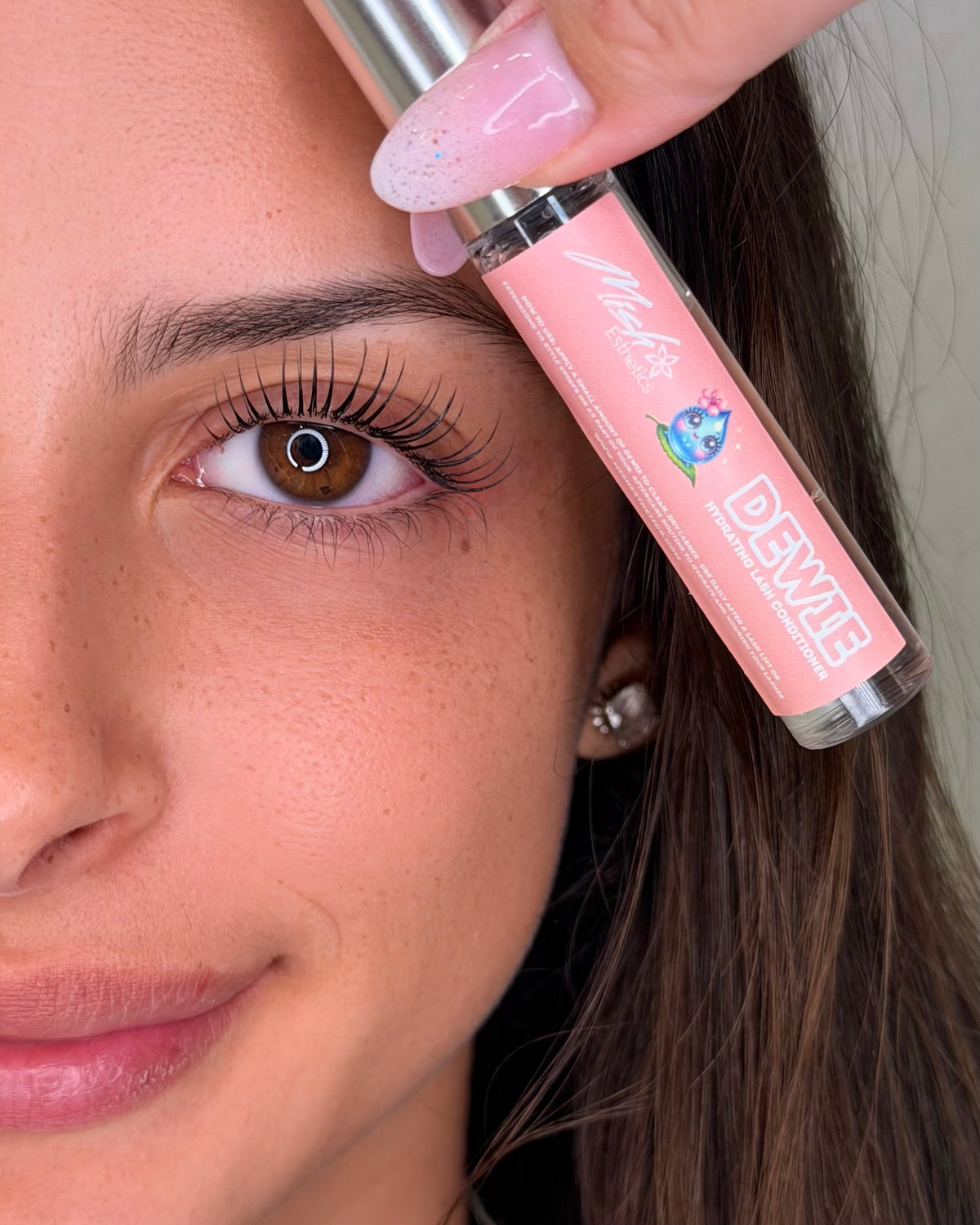 Applying Dewie Conditioning Gel to the brows